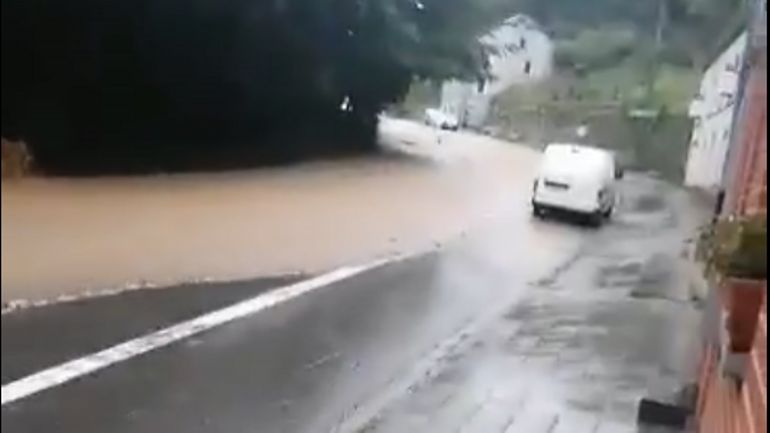 Des inondations par ruissellement : en trois minutes, une vague brune de plus en plus forte dévale la chaussée (vidéos)