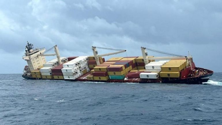 Un porte-conteneurs transportant des 