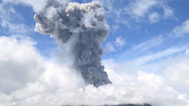 Eruption volcanique dans l'est de l'Indonésie, le niveau d'alerte relevé