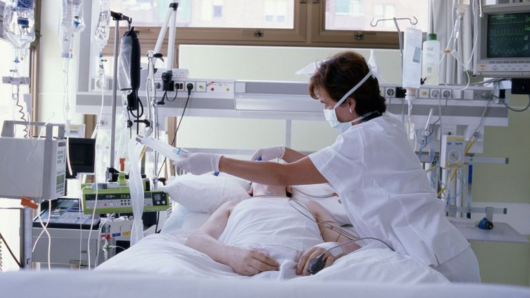Infirmière en soins intensifs : le KCE propose des solutions pour sauver une profession irremplaçable