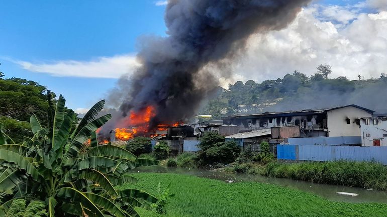 Des bâtiments incendiés aux îles Salomon au 3e jour d'émeutes