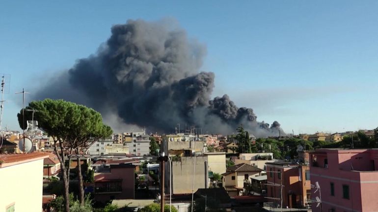Italie : un incendie provoque un important nuage de fumée noire au-dessus de Rome