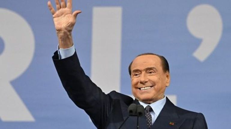 Italie : Berlusconi sort des soins intensifs mais reste hospitalisé