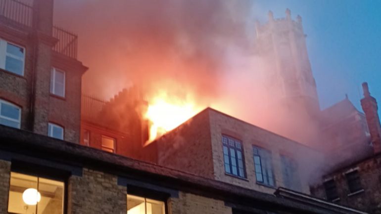 Londres : un important incendie dans un hôtel de luxe entraîne l'évacuation d'une centaine de personnes