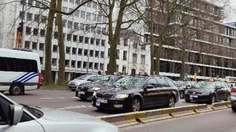 Bruxelles : une centaine de taxis ont manifesté pour réclamer le contrôle des LVC