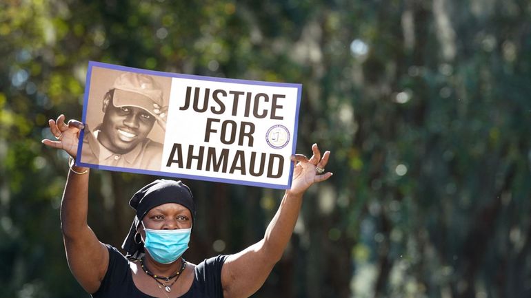 États-Unis : trois Américains blancs jugés pour le meurtre du joggeur noir Ahmaud Arbery