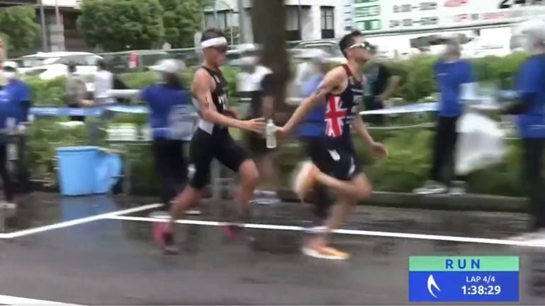 Il ravitaille son concurrent direct pour la victoire : joli geste fair-play en World Triathlon Series