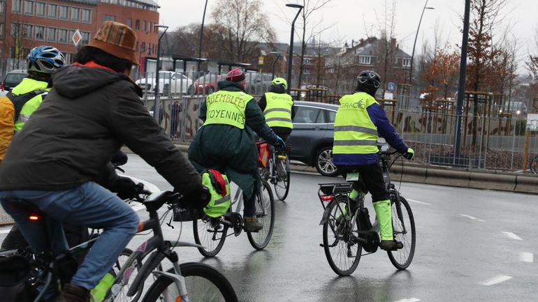 Des militants à vélo devant le Parlement wallon pour revendiquer des assemblées citoyennes