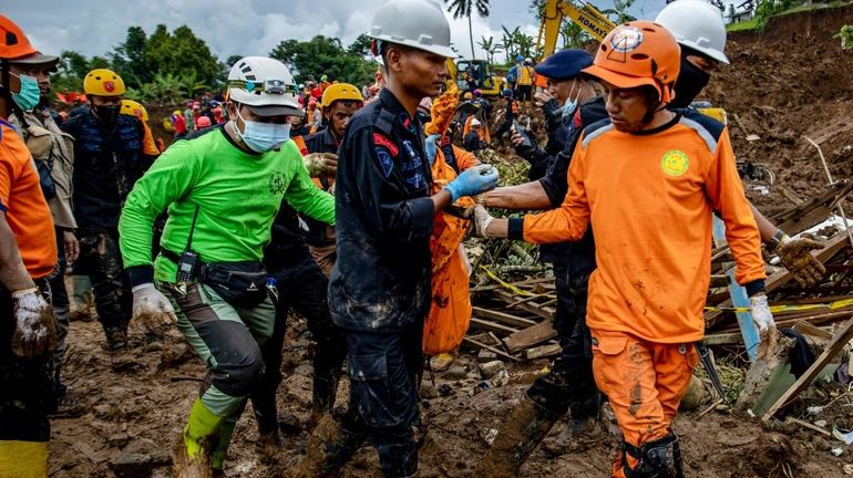 Séisme en Indonésie : le bilan monte à 321 morts