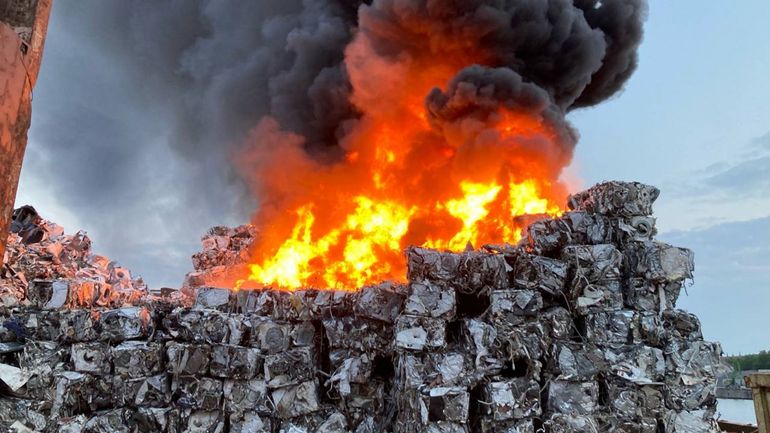 L'extinction de l'incendie dans une entreprise de recyclage à Bruxelles se poursuit