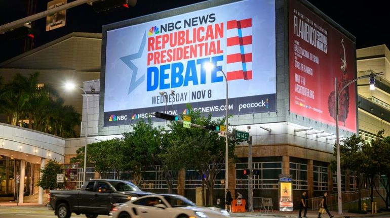 Trump ne se rend pas à un débat républicain officiel pour en tenir un, au même moment et à 18km de là