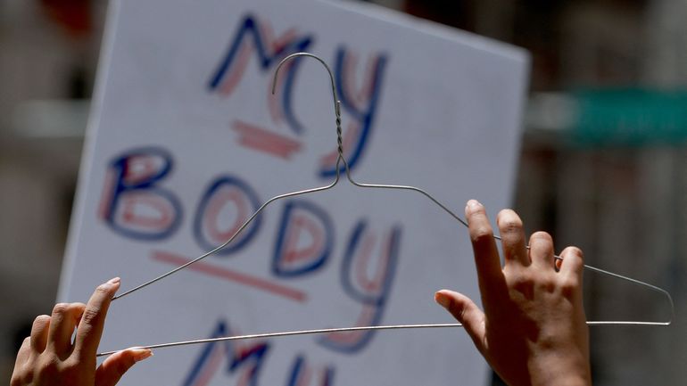 Pourquoi les défenseurs du droit à l'avortement brandissent-ils des cintres métalliques aux Etats-Unis ?