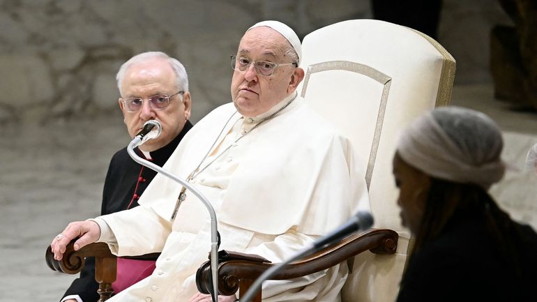 Le pape François blessé au bras suite à une chute, mais pas de fracture