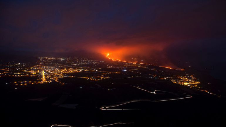 Eruption à La Palma : les habitants doivent se confiner après la destruction d'une cimenterie par la lave