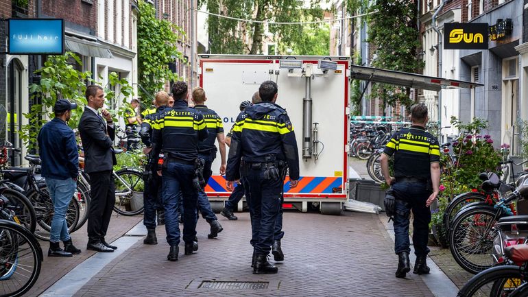 La police d'Amsterdam procède à des contrôle aléatoires pour lutter contre la détention d'armes à feu
