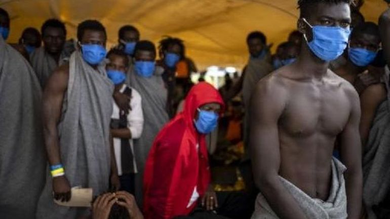 L'Italie autorise un navire humanitaire avec 800 migrants à accoster