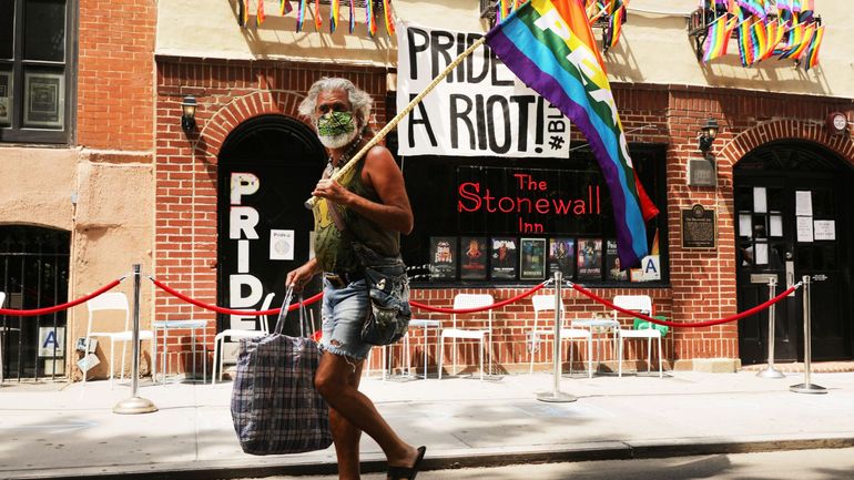 À l'origine de la première pride ? Les émeutes de Stonewall, qui opposèrent policiers et clients d'un bar à New York le 28 juin 1969