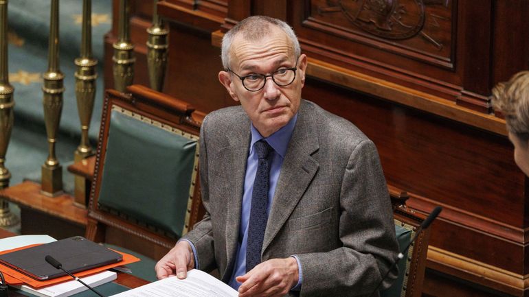 Récupérer 5 milliards d’euros en chassant les faux malades de longue durée ? "Totalement impossible et inhumain", réagit Frank Vandenbroucke