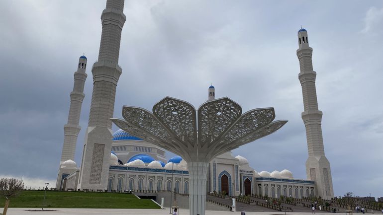 Découvrez l'une des plus grandes mosquées du monde qui peut accueillir jusqu'à 235.000 fidèles, dans une capitale qui fête ses 25 ans (photos)