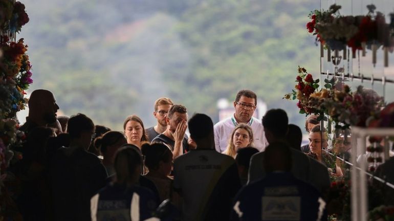 Brésil : funérailles émouvantes pour les enfants tués dans une crèche