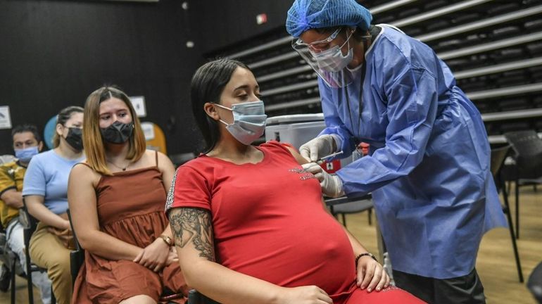 Coronavirus : le vaccin protège mieux les futurs bébés des hospitalisations, selon une étude