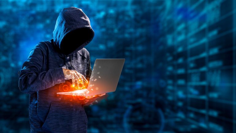 Deux ressortissants russes face à la justice belge : ils sont suspectés d'avoir piraté des milliers d'entreprises