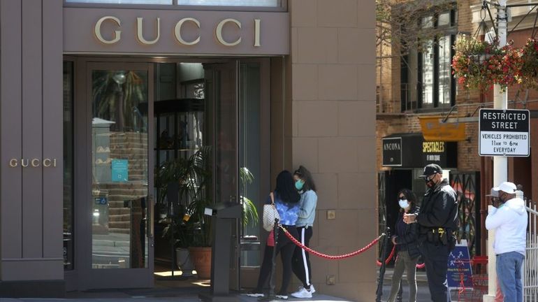 Des dizaines de personnes masquées qui s'attaquent à des magasins : les enseignes de luxe américaines désemparées face à une vague de vols éclair