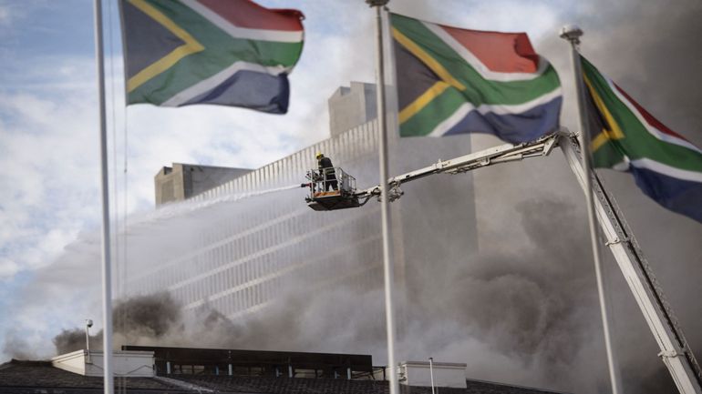 Afrique du Sud : l'incendie maîtrisé au Parlement, le suspect en détention