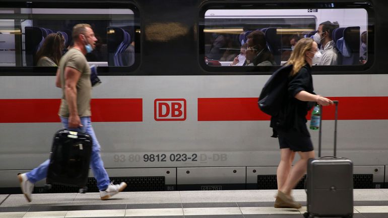 Mobilité verte et moins chère : l'Allemagne teste un pass estival à 9 euros par mois