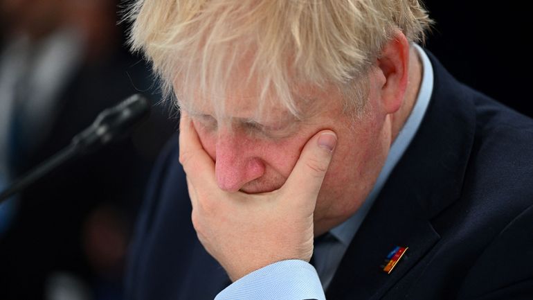 Royaume-Uni : les départs s'enchaînent avec les démissions de deux autres membres du gouvernement, Johnson dans la tourmente