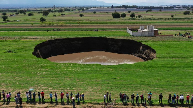 Plus de 100 mètres de diamètre : un mystérieux gouffre apparaît dans un champ mexicain et ne cesse de grandir