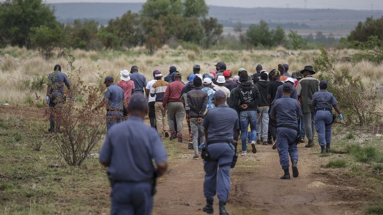 Afrique du Sud : jusqu'à 4000 mineurs clandestins piégés dans une mine d'or désaffectée