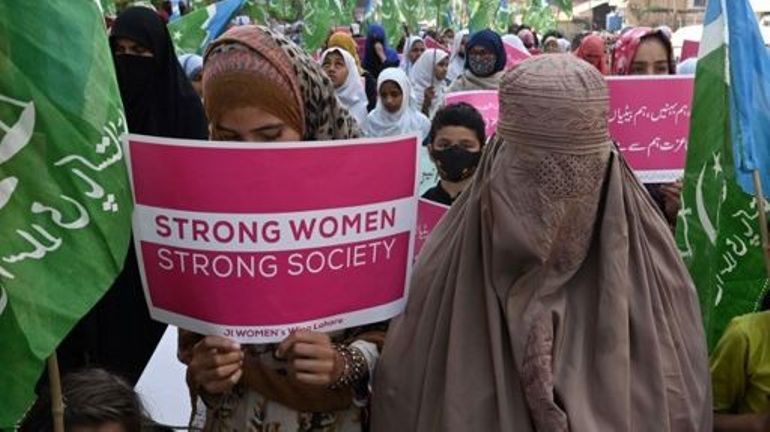 Journée de lutte pour les droits des femmes : des femmes manifestent au Pakistan, malgré les efforts pour les en empêcher