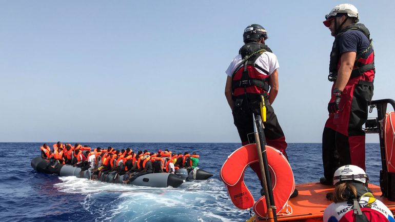 Asile : l'Ocean Viking sauve 71 migrants au large de la Libye qu'il devra débarquer en Toscane, à 1.200 km de là