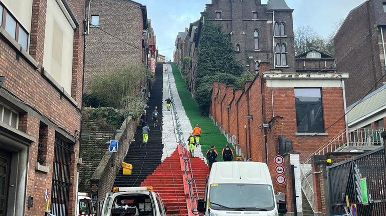 Les escaliers de Bueren, à Liège, repeints aux couleurs de la Palestine : le nettoyage est en cours
