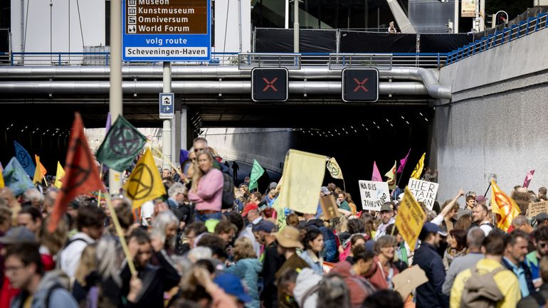 Pays-Bas : des centaines de militants d'Extinction Rebellion bloquent une autoroute à La Haye