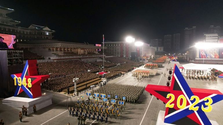 La Corée du Nord dévoile une quantité record de missiles pendant un défilé