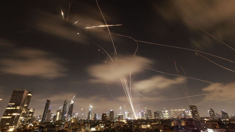 Guerre au Proche-Orient : l'Iran affirme avoir lancé des missiles hypersoniques vers Israël, Trump exhorte Téhéran à une 
