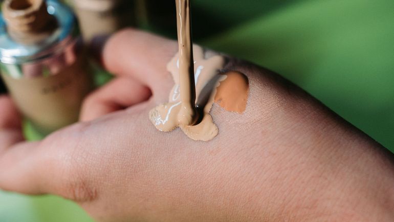 Une technique make-up de pro pour camoufler un tatouage