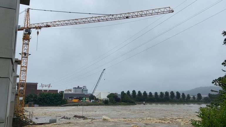 La Meuse sort de son lit à Liège : situation tendue au barrage de Monsin, une grue menace l'alimentation des stations de pompage