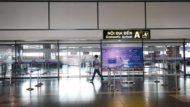 Coronavirus dans le monde : Hanoï suspend l'arrivée de vols internationaux à partir de mardi