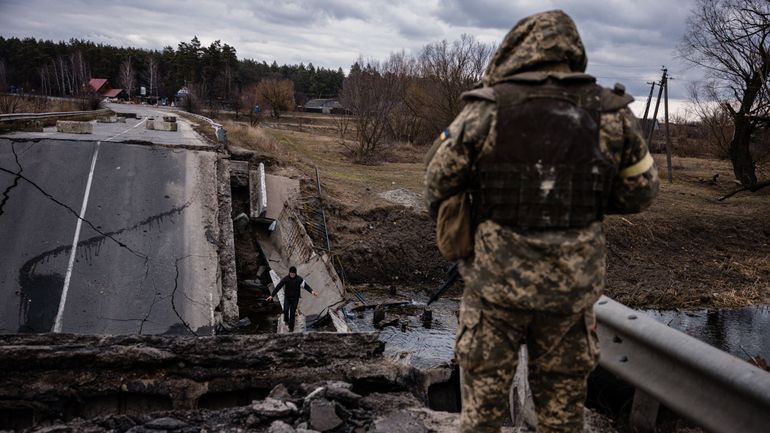 Guerre en Ukraine : les civils pris au piège à Marioupol, l'étau se resserre autour de Kiev