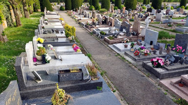 Faut-il s'inquiéter de la saturation de nos cimetières et de la pollution des sols ? 