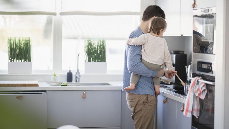 Tout savoir sur le congé parental, de plus en plus populaire, et qui a atteint un record en 2024