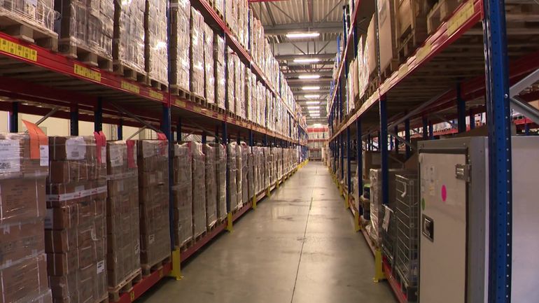 Gembloux : un centre logistique regroupe désormais le stock wallon d'équipements médicaux dont les masques de protection contre la Covid