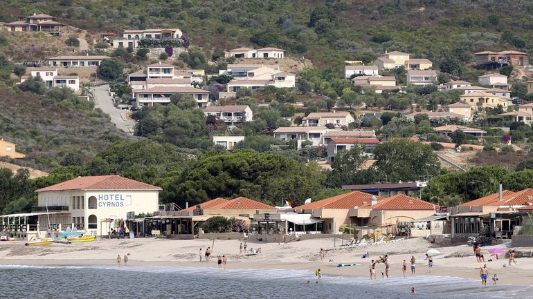 La Corse renforce ses mesures anti-Covid : les mineurs devront être accompagnés par un majeur sur l'île