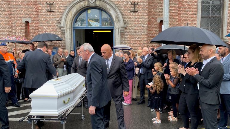 Des centaines de personnes ont assisté aux obsèques de Claude Barzotti à Court-Saint-Etienne ce samedi
