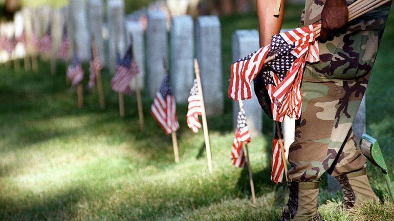 États-Unis : un incident entre l'équipe de campagne de Trump et une employée du cimetière d'Arlington enflamme la presse américaine