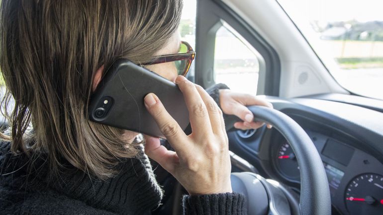 15 jours de retrait de permis pour un GSM au volant : cette mesure s'impose en Flandre, Vias favorable à durcissement des sanctions mais plaide pour plus de cohérence au niveau national