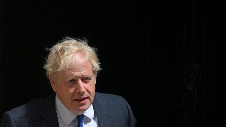 Crise au sein du gouvernement britannique : acculé par les défections, Boris Johnson s'accroche à son poste